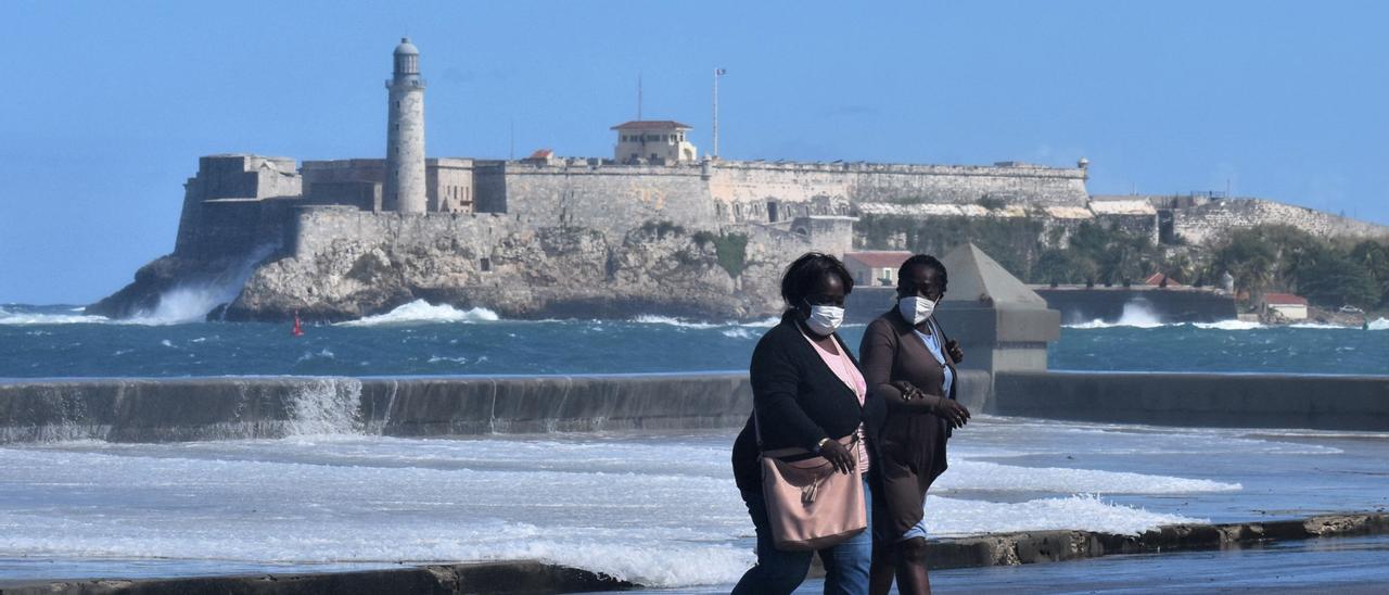 Dues dones passegen pel dic de l&#039;Havana