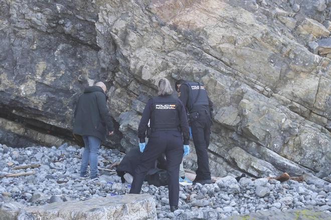 Investigan la muerte de un hombre en Gijón que apareció en la playa de Peñarrubia