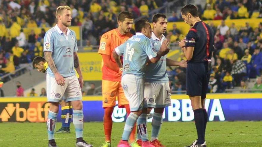 Orellana y Jonny, con Javi Varas y John Guidetti al lado, hablan con Sánchez Martínez.. // LOF