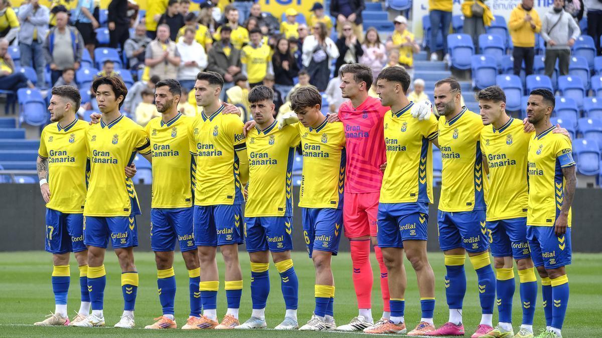 Formación inicial de la UD ante el Ceuta, con la presencia de cinco cañoneros