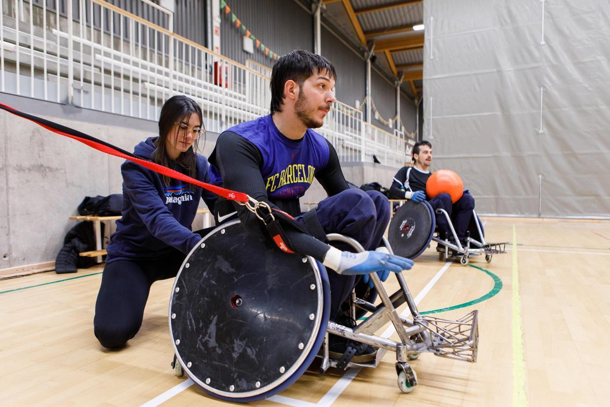 Pau Navarro haciendo la preparación física como parte del entrenamiento con su equipo de rugby en silla de ruedas