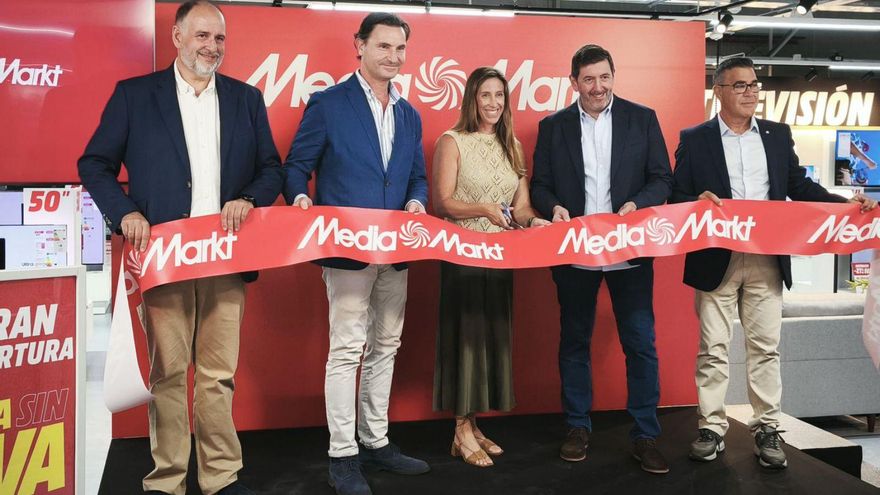 Por la izquierda, Julio González, Jorge González-Palacios, Ángela Pumariega, César Gancedo y Antonio Ferrero, ayer, en la visita institucional a la nueva tienda de Media Markt, en Porceyo. | LNE / JUAN PLAZA