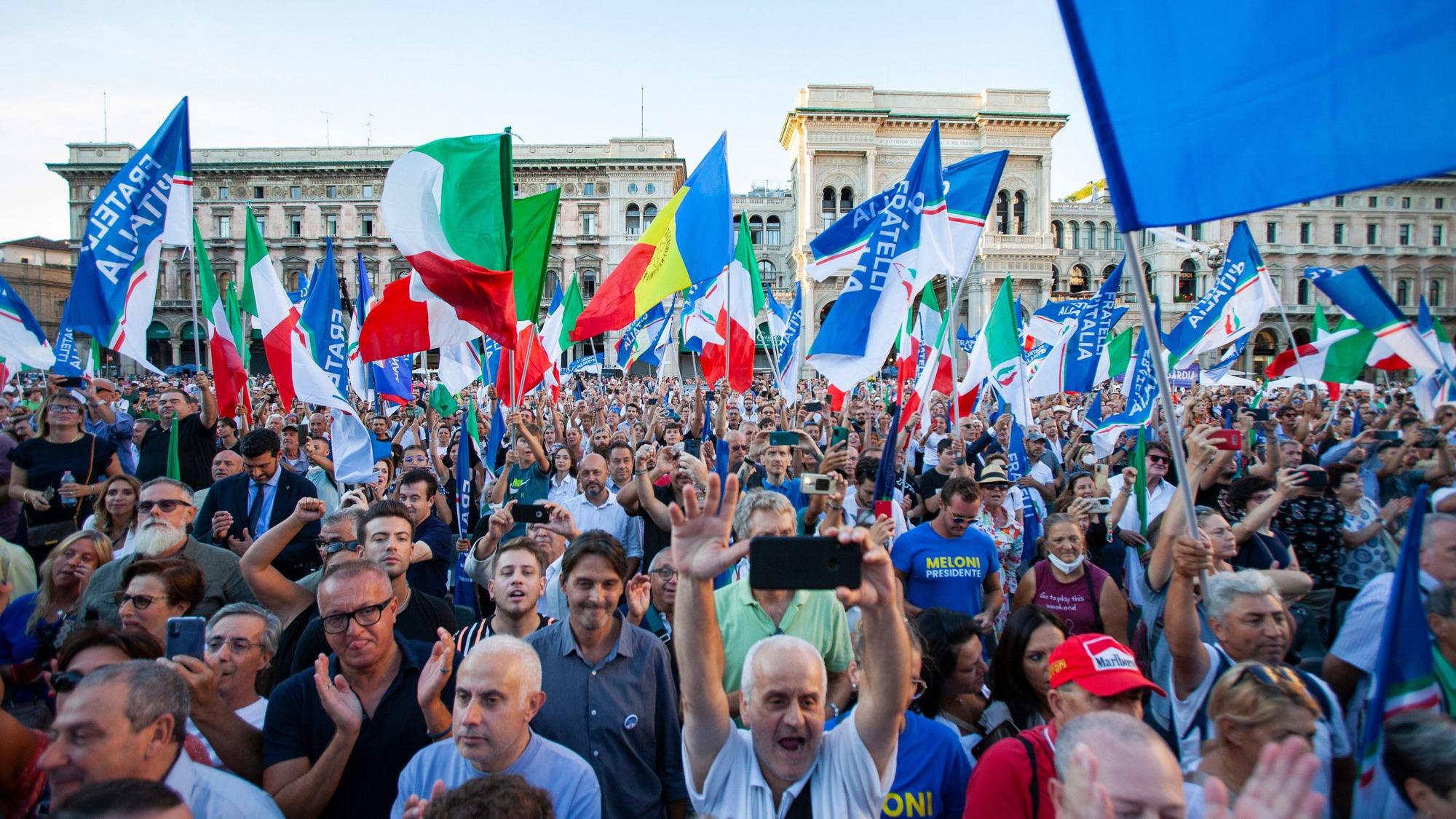 Simpatizantes de Hermanos de Italia, en un mítin de Giorgia Meloni en Milán