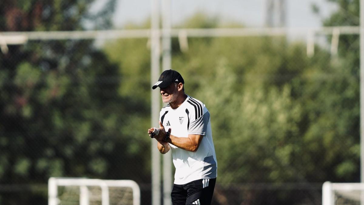 Luis García Plaza, durante un entrenamiento del Sevilla FC en este parón internacional