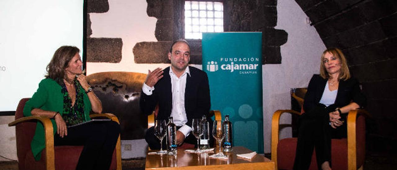 Cristina Garmendia (i), José Carlos Díaz y María Garaña, ayer en el Castillo de San José de Arrecife. A la izquierda, público asistente al Foro Global Sur.