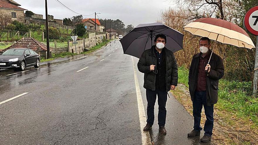 El diputado Gregorio Agís y el alcalde, Xosé Abraldes, en el vial.