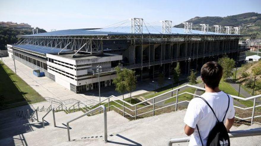 El Alcalde anuncia la implantación de lámparas para el césped y asientos de color azul en el Tartiere