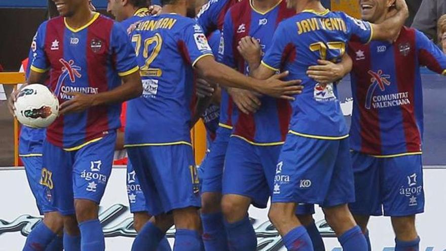 Los jugadores del Levante celebran uno de los goles ante el Málaga. / heino kalis