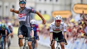 Van der Poel supera a Pogacar en la llegada de la segunda etapa del Tour.
