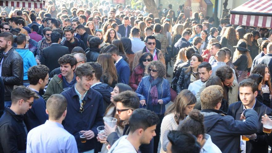 Centenares de personas abarrotan la Plaza de las Flores la &#039;tardevieja&#039; pasada.