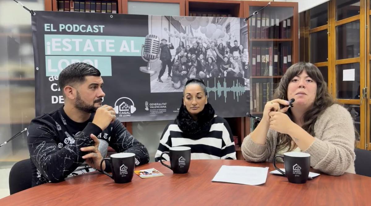 José Corbeto, Isabel Jiménez y la conductora del podcast, Majo Serrano.