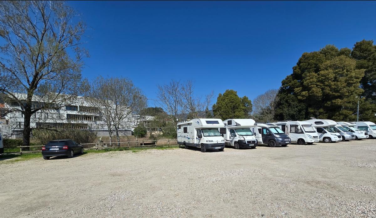 Aparcamiento de A Xunqueira con el nuevo centro de salud al fondo.
