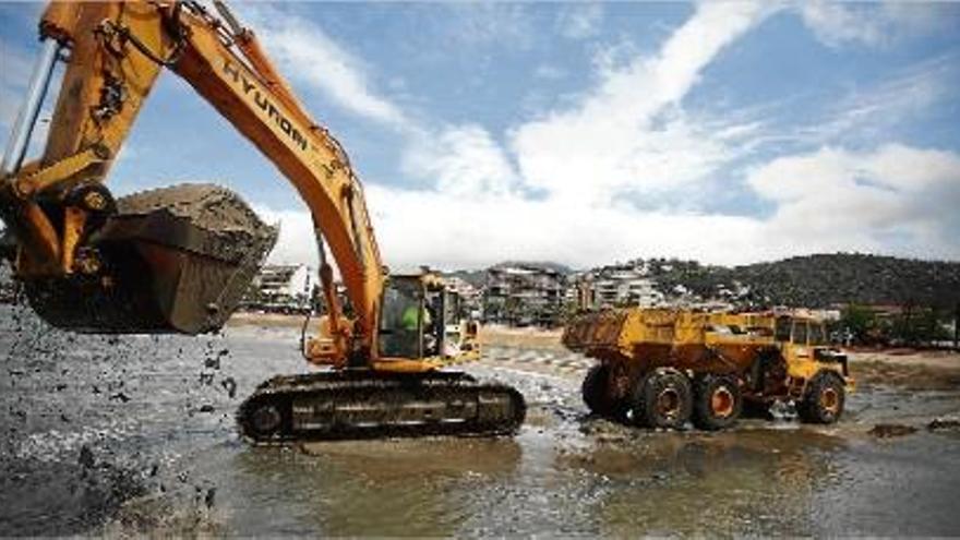 Les màquines treballant en l&#039;extracció de la sorra per a traslladar-la a les platges.