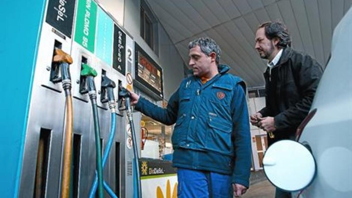 Un conductor pone gasóleo en su coche en una estación de servicio de Barcelona, ayer.