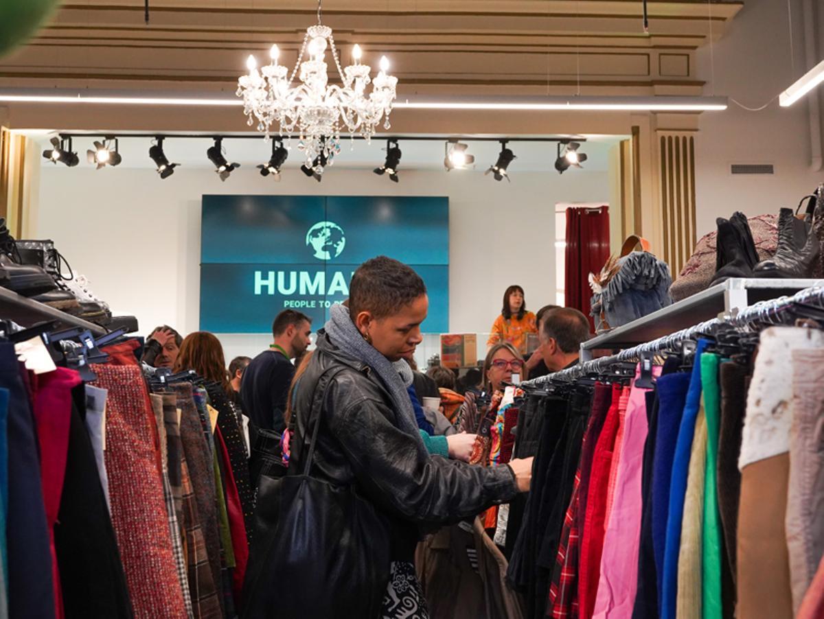 Clientes en la tienda de Humana en la calle de Portaferrissa número 21.