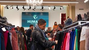 Clientes en la tienda de Humana en la calle de Portaferrissa número 21.