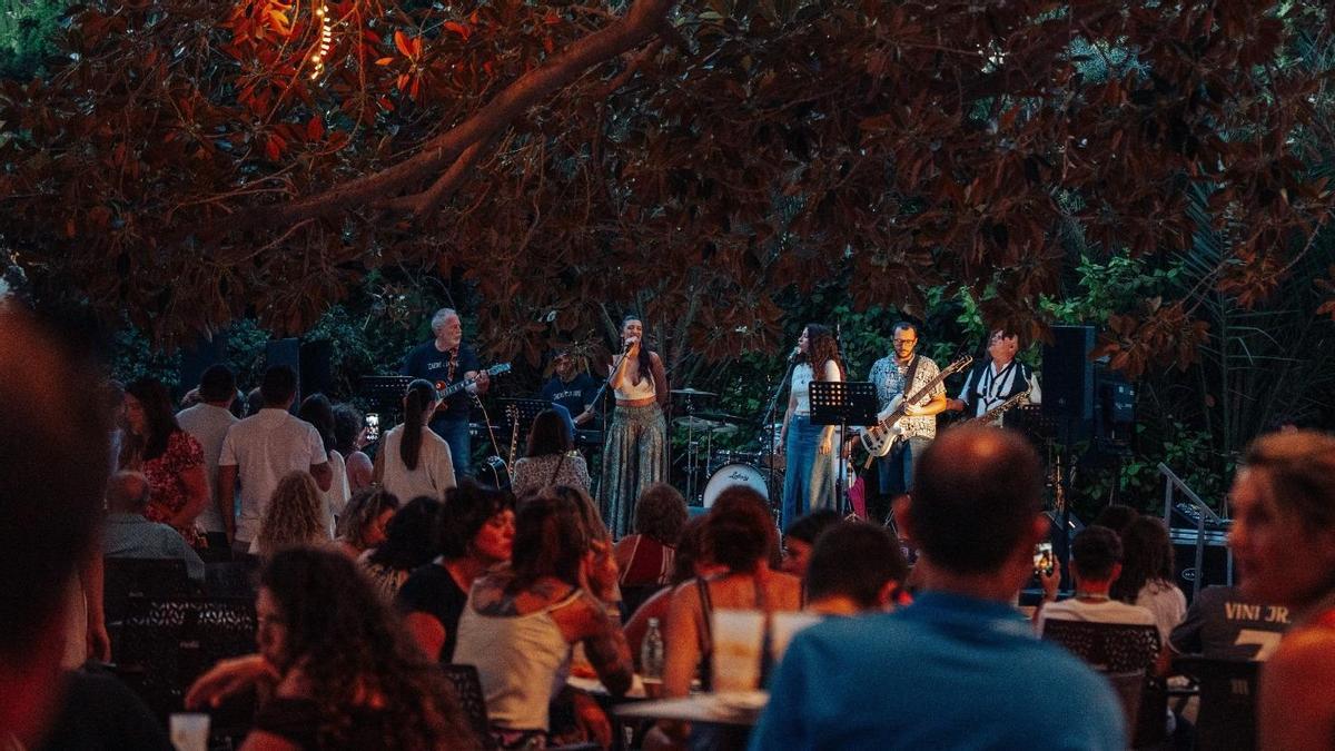 Cada verano miles de personas eligen Noches Mágicas no solo por su cartel de artistas, sino por la experiencia y propuesta pre y post concierto.