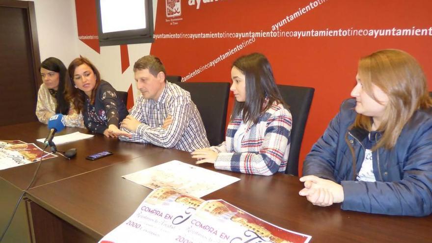 Por la izquierda, Laura Álvarez, presidenta de Codeti; Raquel González, concejala; el alcalde tinetense, José Ramón Feito, Lucrecia González y Verónica Peláez, de Codeti.