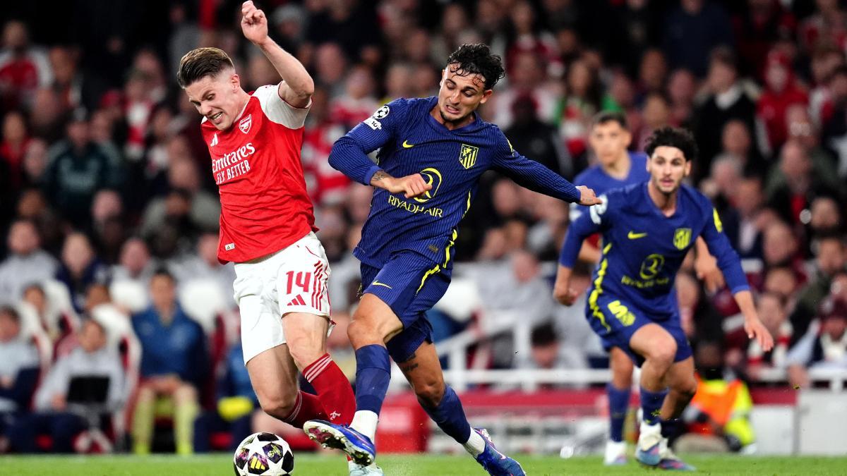 Viktor Gyökeres, en el cuerpo a cuerpo con Marc Pubill, durante el partido de vuelta de semifinales de Champions League contra el Arsenal