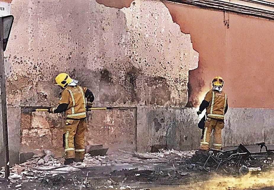 Vecinos de Son Canals: “Tenemos miedo, es el quinto incendio de contenedores al lado de casa en dos meses”