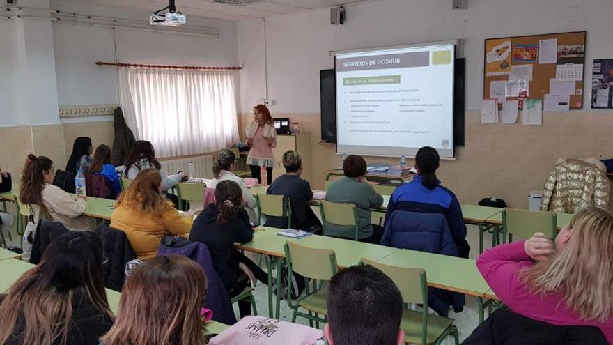 Imagen de los alumnos de las cooperativas de enseñanza Samaniego durante la charla.