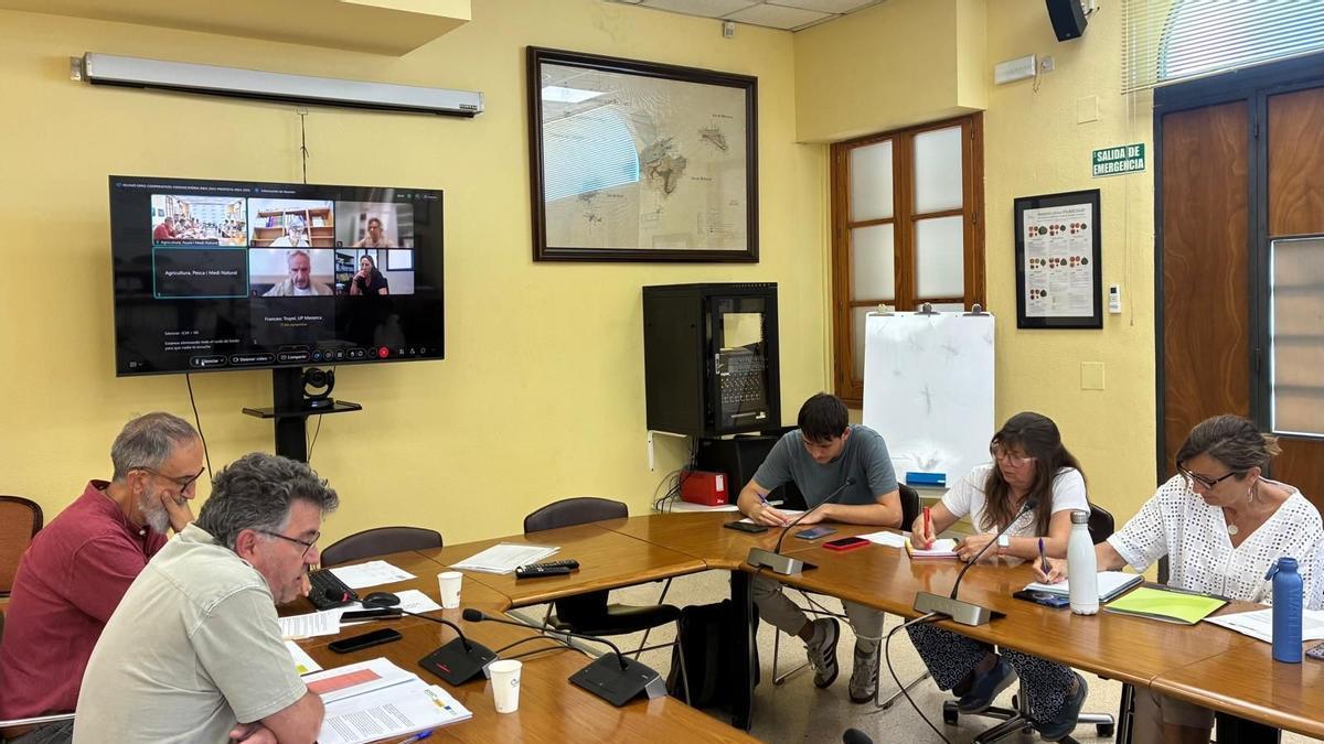 El conseller Simonet (segundo por la izquierda), durante la reunión con representantes del sector, este lunes.
