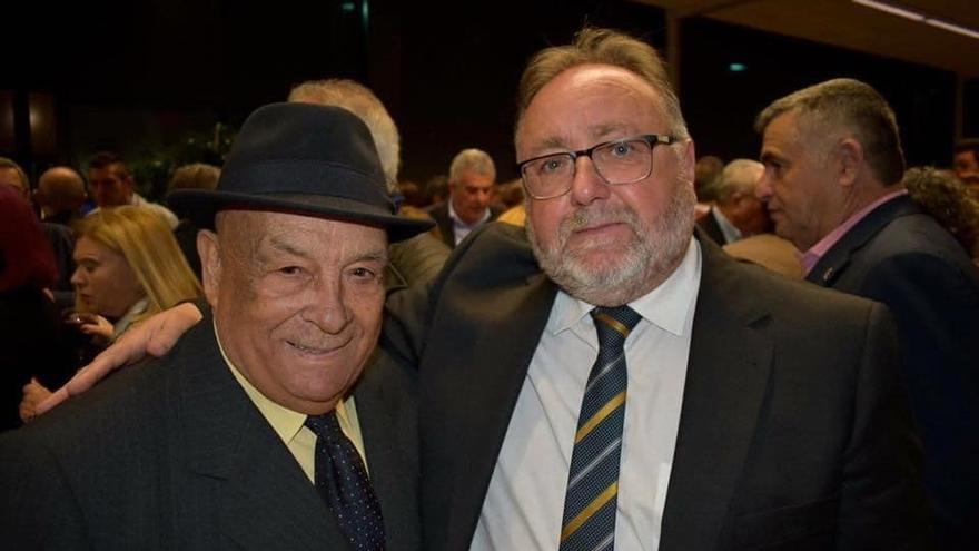 El alcalde de Alhaurín de la Torre, Joaquín Villanova, a la derecha, junto a Antonio Vega, exregidor fallecido (izquierda).