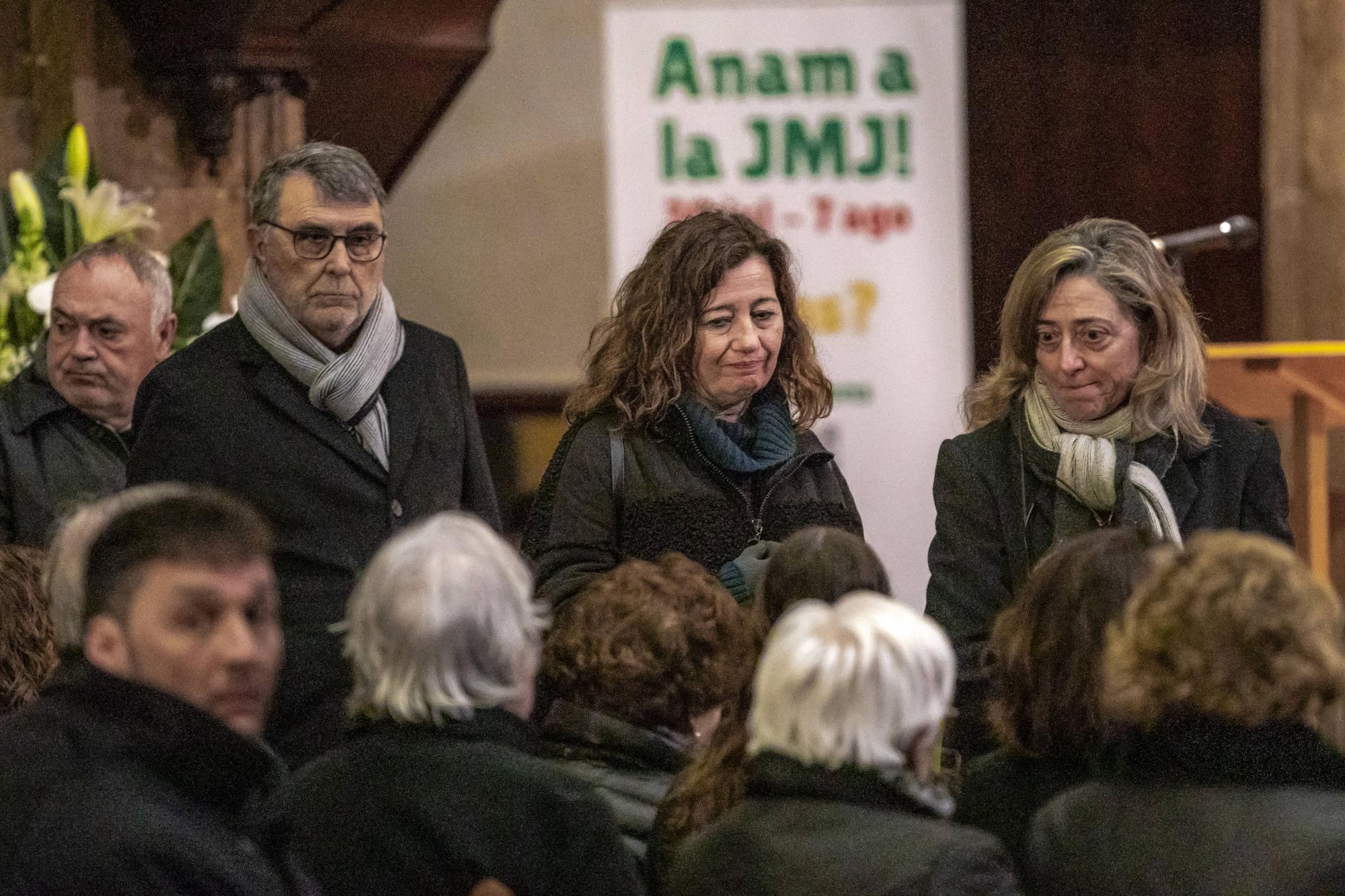 La presidenta Francina Armengol dando las condolencias a la familia, acompañada del exconseller de Turismo Celestí Alomar.