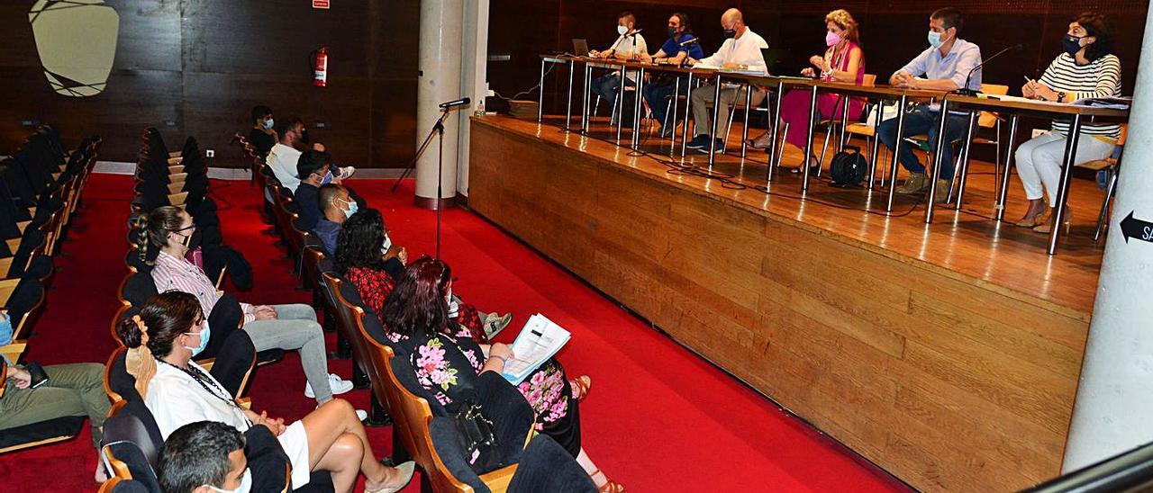 Un momento del pleno extraordinario de ayer, en el Centro Social do Mar de Bueu. | // GONZALO NÚÑEZ