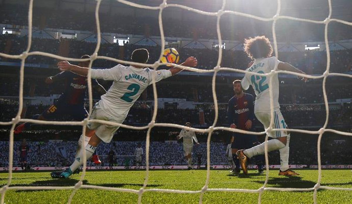 El Barcelona golea al Real Madrid en el Santiago Bernabéu y encarrila la Liga