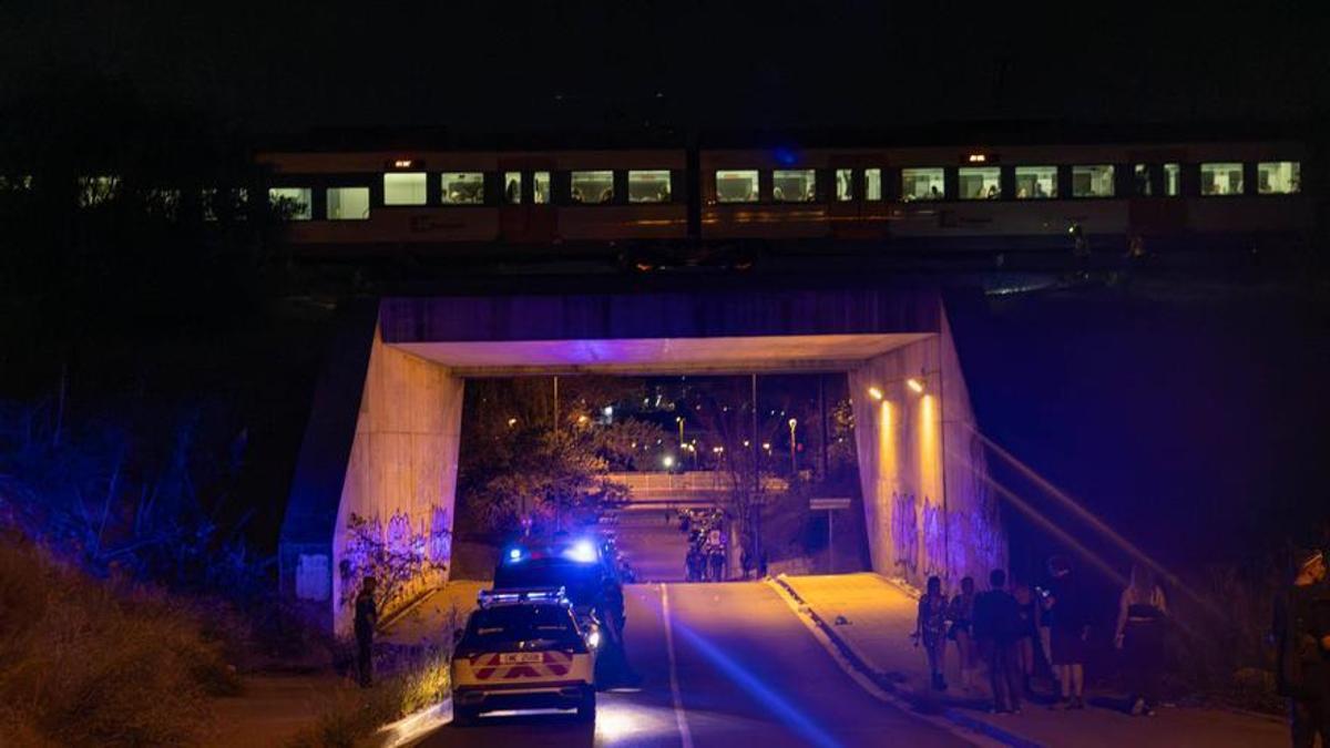 El tren que arrolló a los jóvenes, detenido sobre la calle del Camí Fondo de Can Guitet, que llevaba al festival