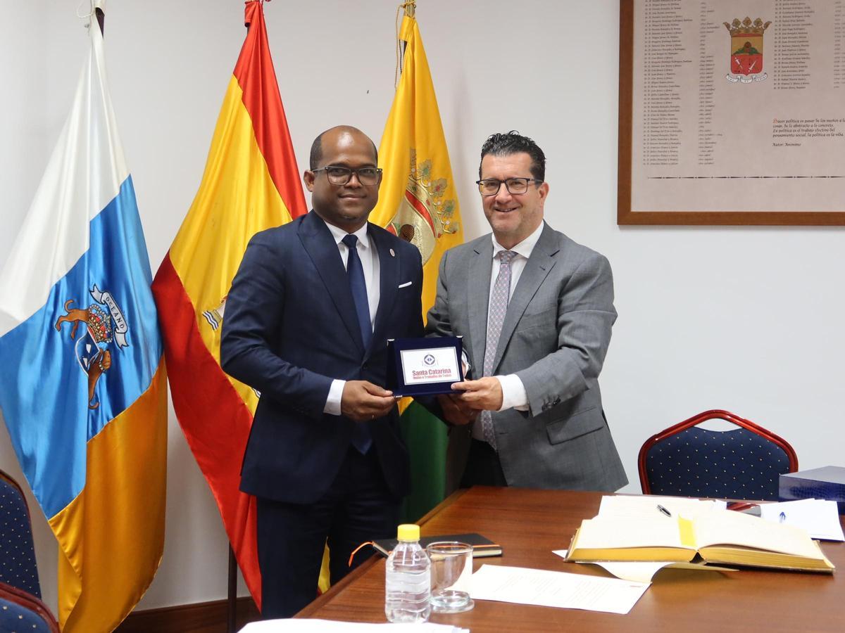 Los alcaldes, Armindo Freitas y Juan Jesús Facundo, en el intercambio de recurdos en el Ayuntamiento de Arucas.