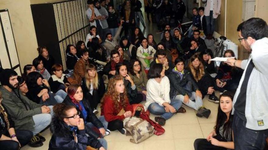 Estudiantes de Bellas Artes durante la asamblea en la que decidieron encerrarse en su Facultad.  // R. V.