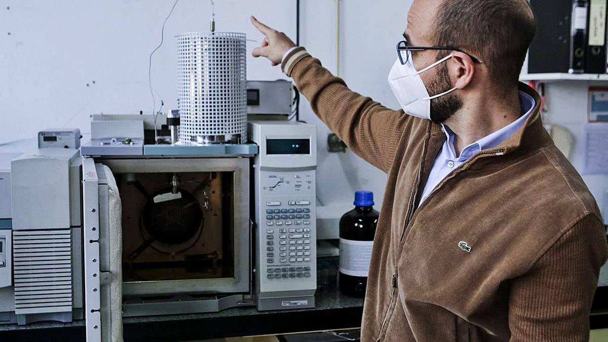 El científico Jorge Ruiz Encinar muestra el cromatógrafo de gases con espectrometría de masas que tuvieron que modificar para que pudiese medir el oxígeno en muestras orgánicas. | Julián Rus