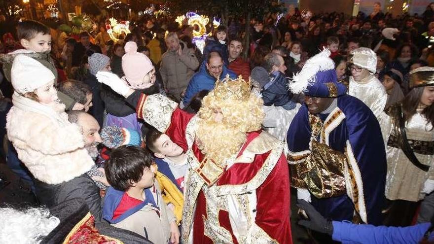 Los Reyes Magos saludan a los niños ayer a su llegada a Redondela. // Ricardo Grobas