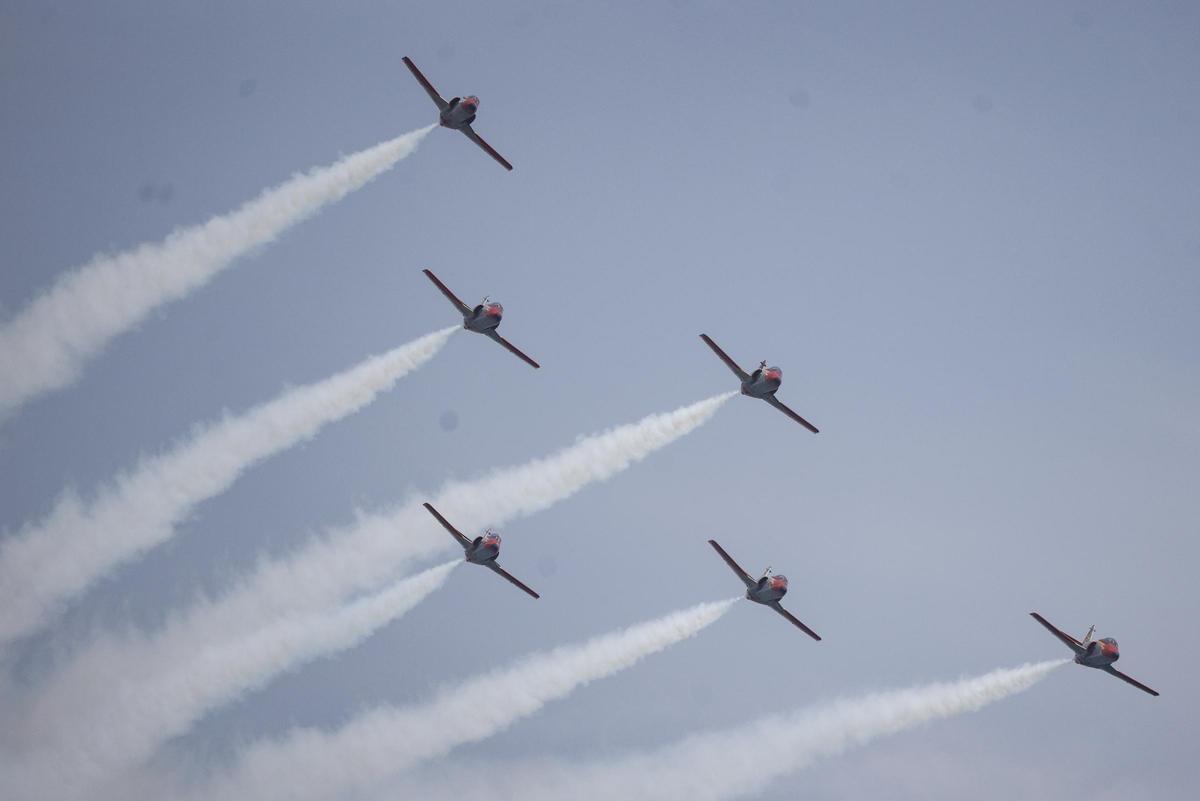 Los pilotos de la basea aérea de San Javier realizan maniobras en el festival aéreo del municipio del pasado mes de Junio.