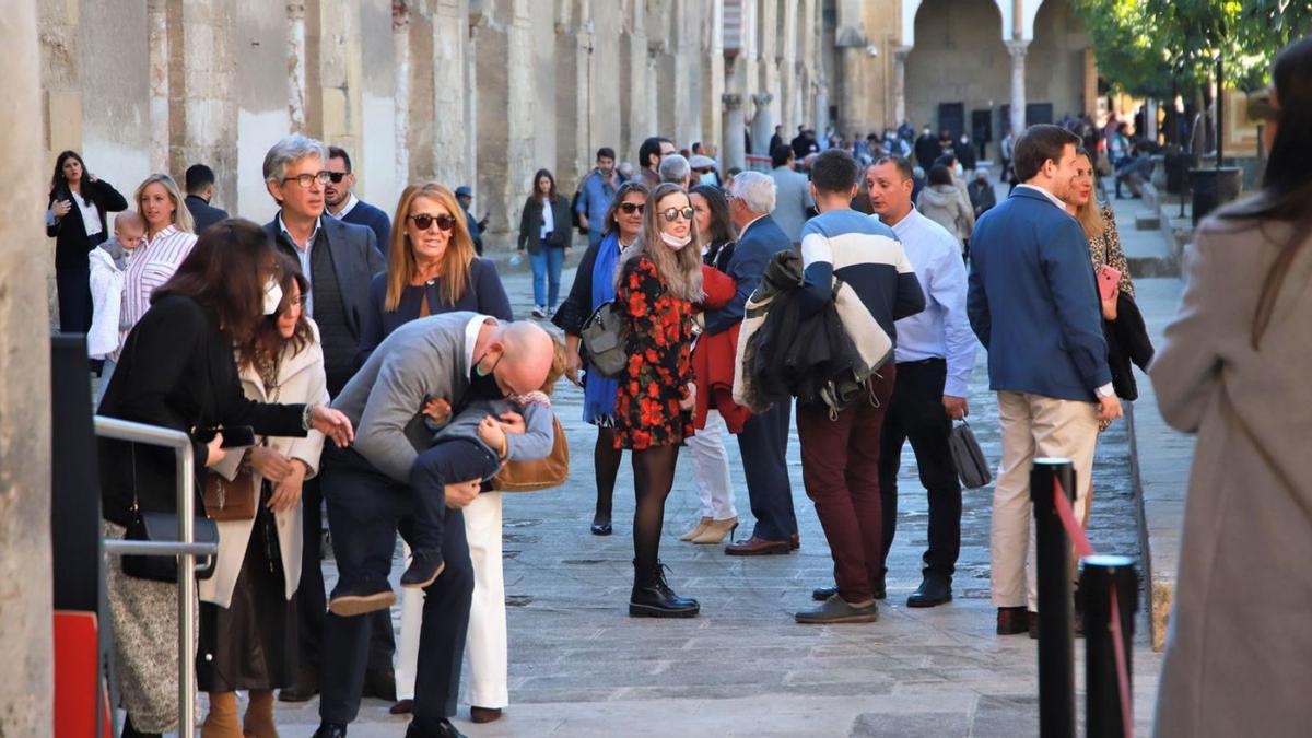 Numerosos visitantes se dieron cita este domingo en el Patio de los Naranjos de la Mezquita-Catedral.