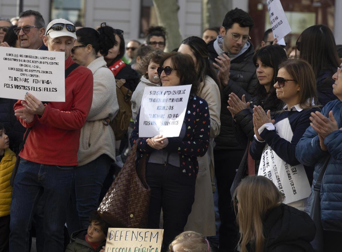 La concentración de apoyo a la huelga educativa en Xàtiva, en imágenes La concentración de apoyo a la huelga educativa en Xàtiva, en imágenes