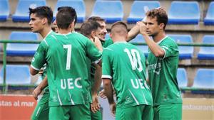 Los jugadores de la UE Cornellà celebran un gol.