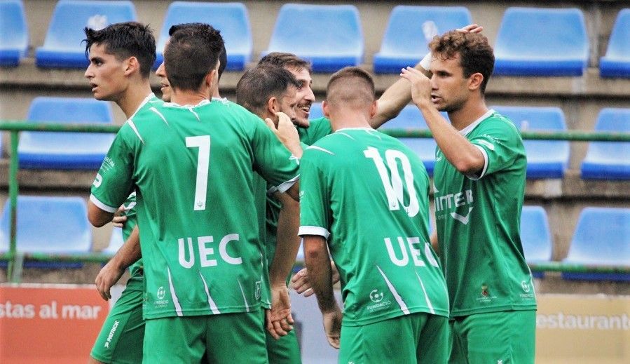 Los jugadores de la UE Cornellà celebran un gol.