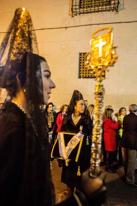 El numeroso cortejo de damas de mantilla caracteriza a esta hermandad