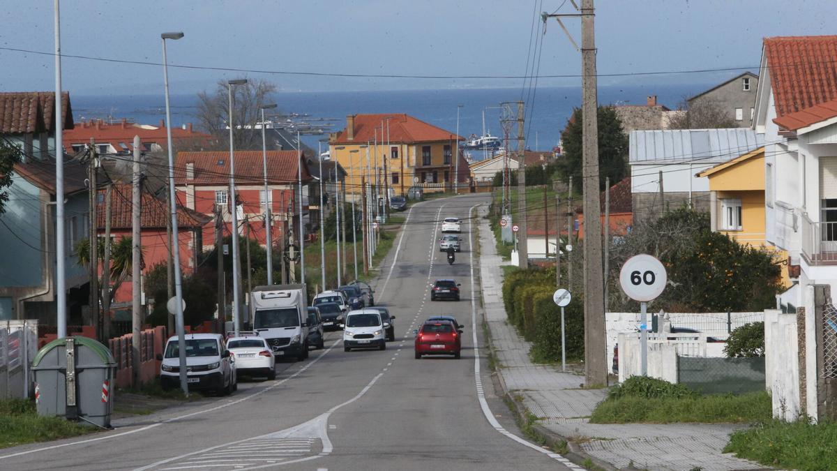 La carretera conocida como recta de O Viso, donde hay inmuebles afectados por los cambios catastrales
