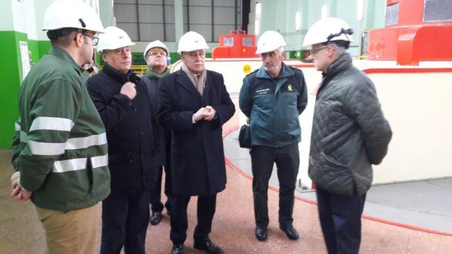 Visita del subdelegado del Gobierno, García Bermejo, a la central de Ricobayo