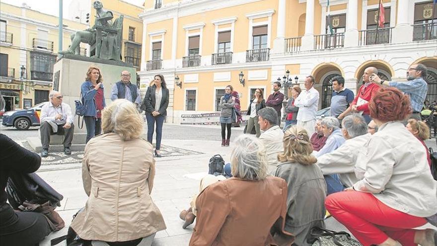 La oposición celebra el pleno abierto en la calle ante el cierre del Ayuntamiento de Badajoz