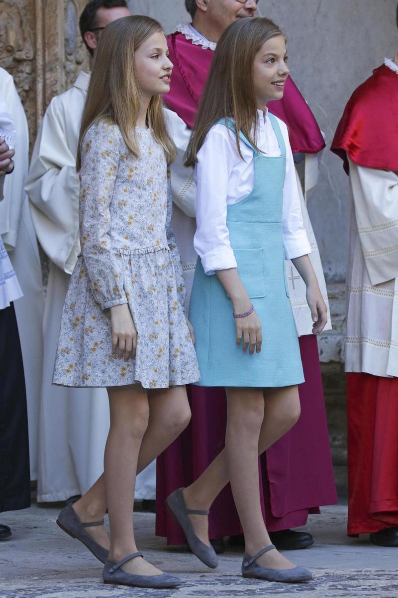 La Infanta Sofía y la Princesa Leonor a su llegada a la Misa de Pascua en Palma de Mallorca