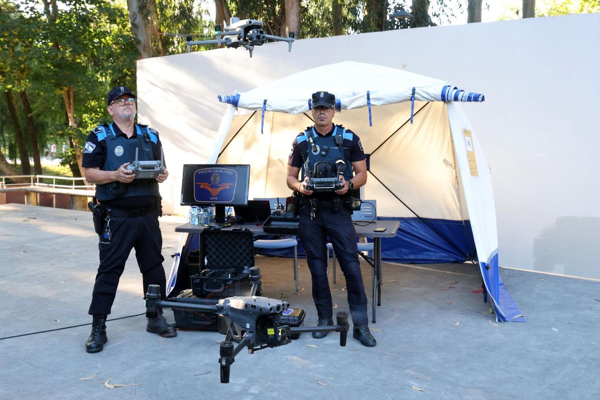 Agentes de la Policía Local operando uno de los drones.