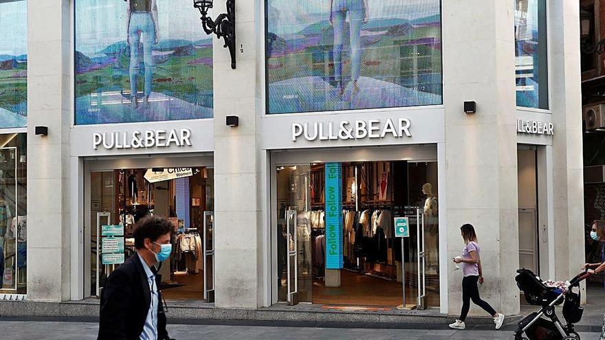 Una de las tiendas de la enseña Pull &amp;Bear, en Madrid.