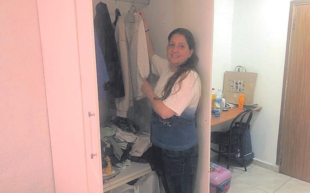 Ana de la Cruz muestra el armario de su habitación familiar
