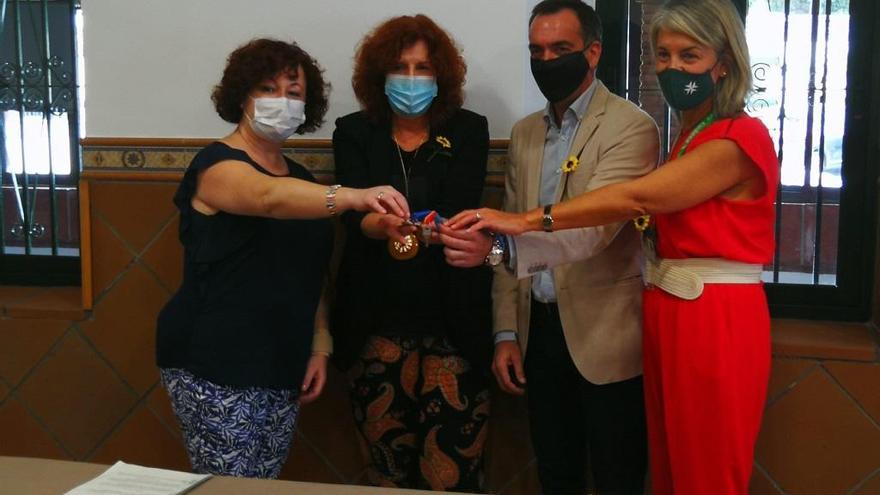 Mari Carmen González., María Luisa Martín, Andrés Ruiz y Aurea Peralta en la entrega de llaves.