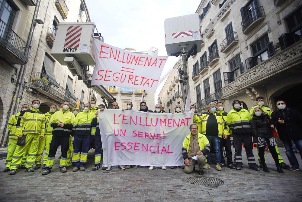 Protesta de la brigada d'enllumenat de Girona